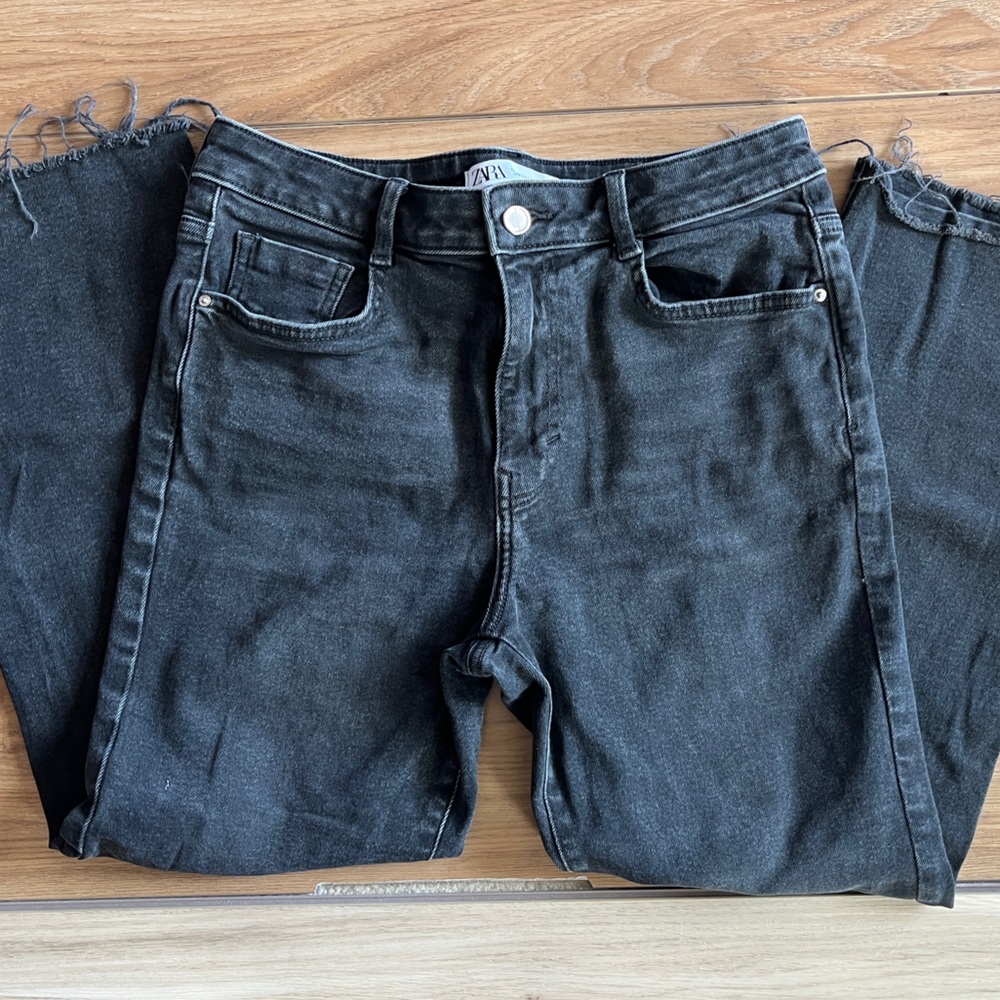 Zara black high-waisted, straight-leg, and cropped denim jeans with raw hem